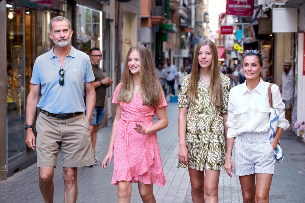 PALMA DE MALLORCA, SPAIN - AUGUST 10: (L-R) King Felipe VI of Spain, Crown Princess Leonor of Spain, Princess Sofia of Spain and Queen Letizia of Spain are seen walking through the city center during their vacations on August 10, 2022 in Palma de Mallorca, Spain. (Photo by Carlos Alvarez/Getty Images)