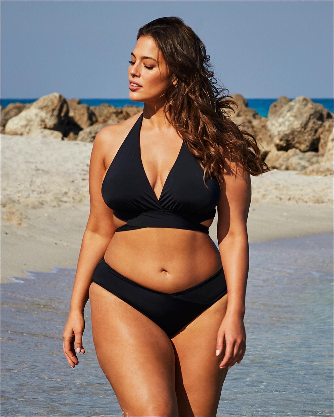 Ashley Graham. Con más de 7 millones de seguidores en Instagram, esta belleza estadounidense es un referente en el mundo plus size. Recientemente desfiló para Dolce Gabbana y es la imagen de una colección de Violeta by Mango.