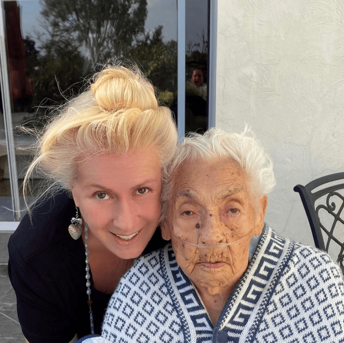 Laura Zapata revela que su abuela de 103 años recibió los santos óleos, ante su estado de salud