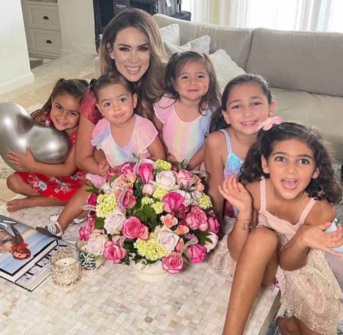 Jacky Bracamontes muestra cómo se divierten sus hijas jugando a la casita