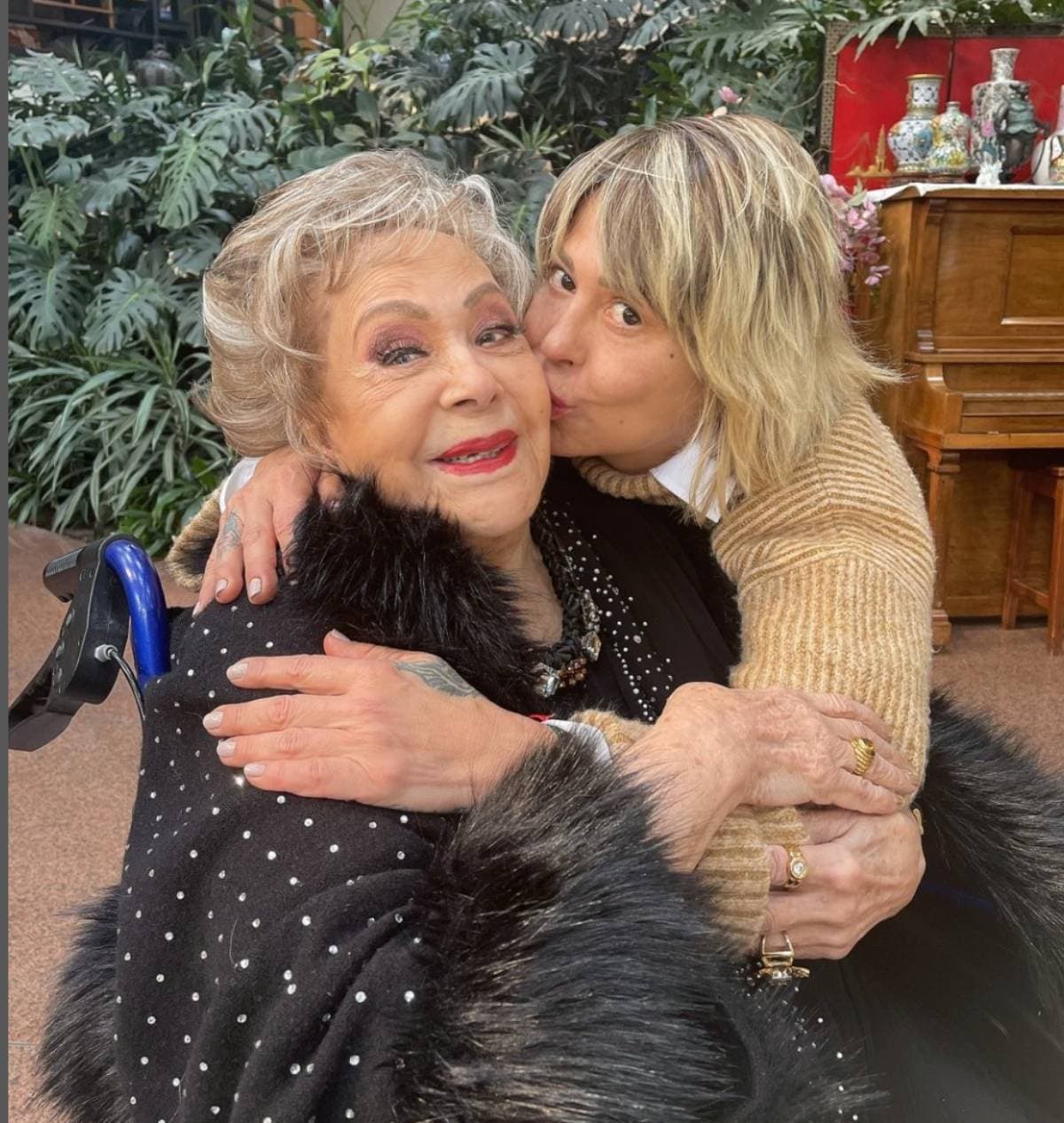 Alejandra Guzmán publica foto con Silvia Pinal y presume nuevo look