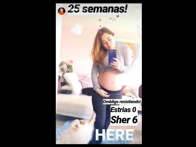 Durante su semana 25 de gestación, la actriz compartió una fotografía en la que no solo mostró la ausencia de las estrías, sino que también presumió su pancita de embarazo.
