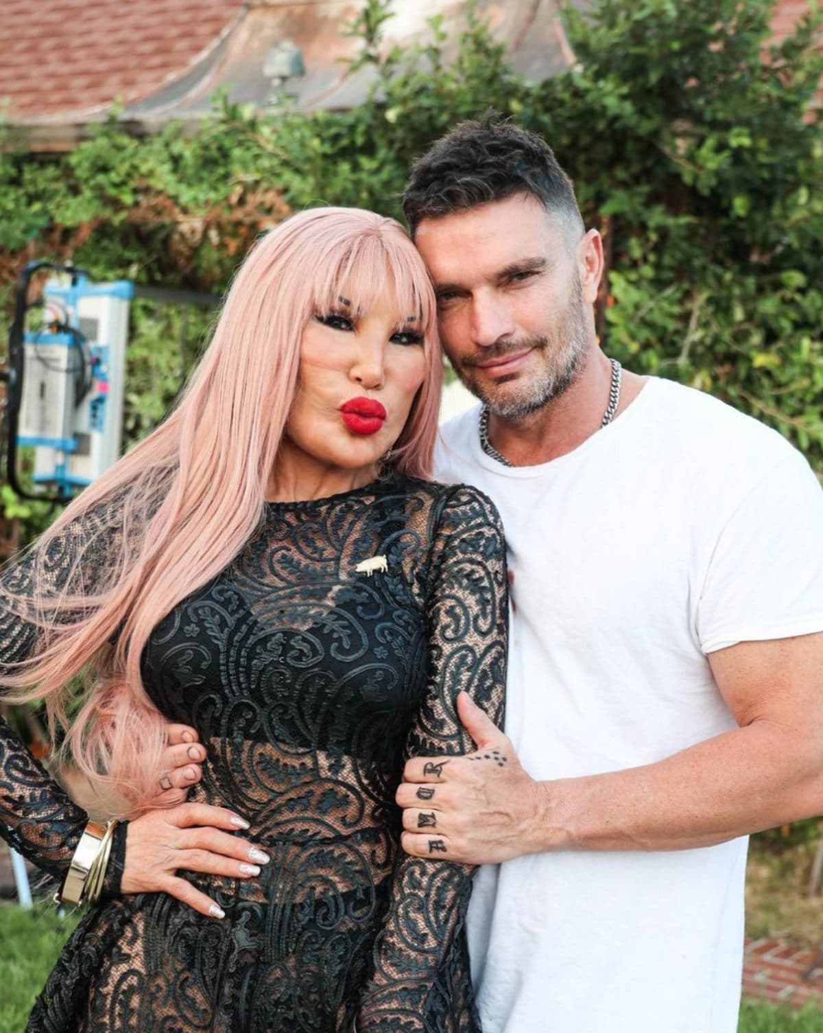 Julián Gil y Lyn May casi se dan un beso en la boca y publican la fotografía