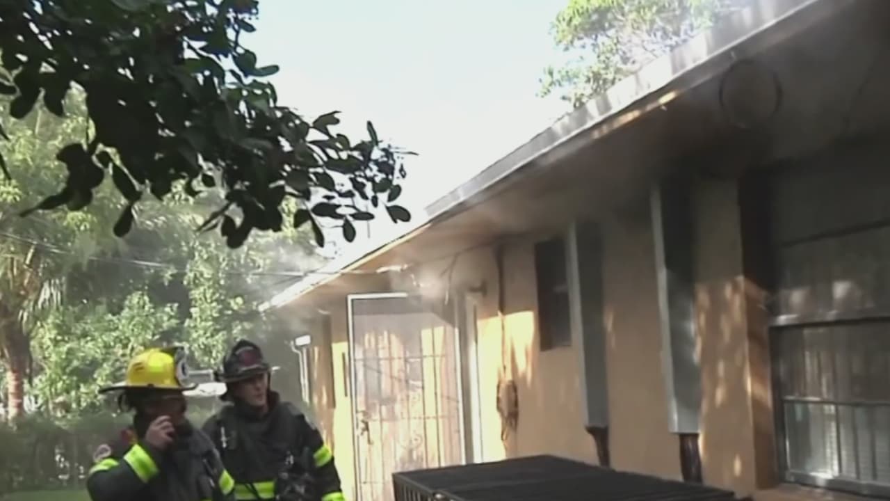 Incendio arrasa con la vivienda de una familia hispana en Liberty City: “Pensé que no íbamos a vivir”