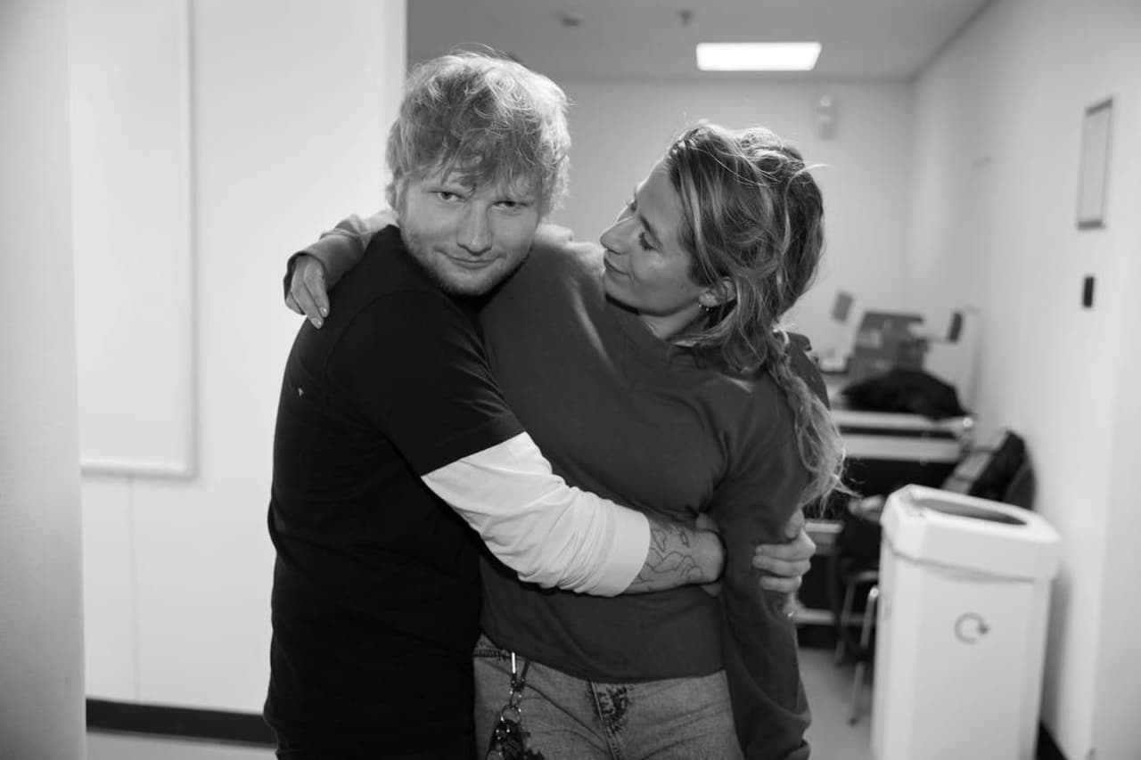 Ed Sheeran junto a la deportista Cherry Seaborn
