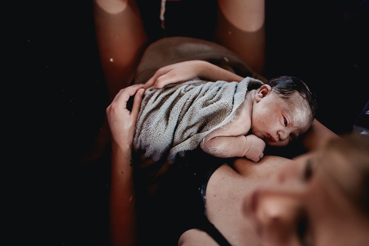 Parir en el agua, se ha convertido en una de las alternativas para mujeres embarazadas que cada día despierta más interés entre parejas de futuros padres.