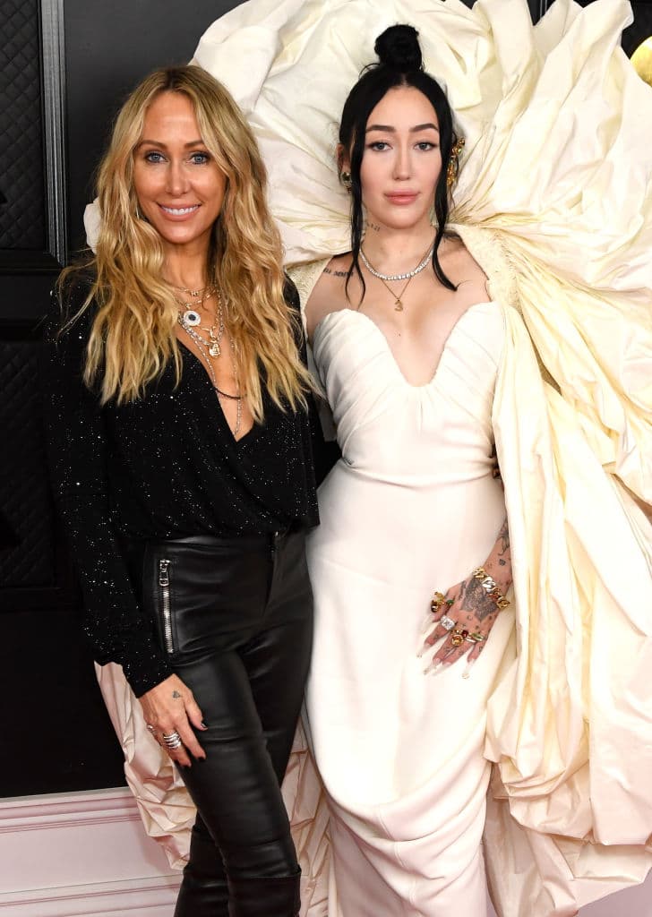 Noah Cyrus, nominada a "Mejor Nuevo Artista", llegó a la gala de los Grammy acompañada de su madre y lució un look maximalista en color blanco, diseño de Schiaparelli.