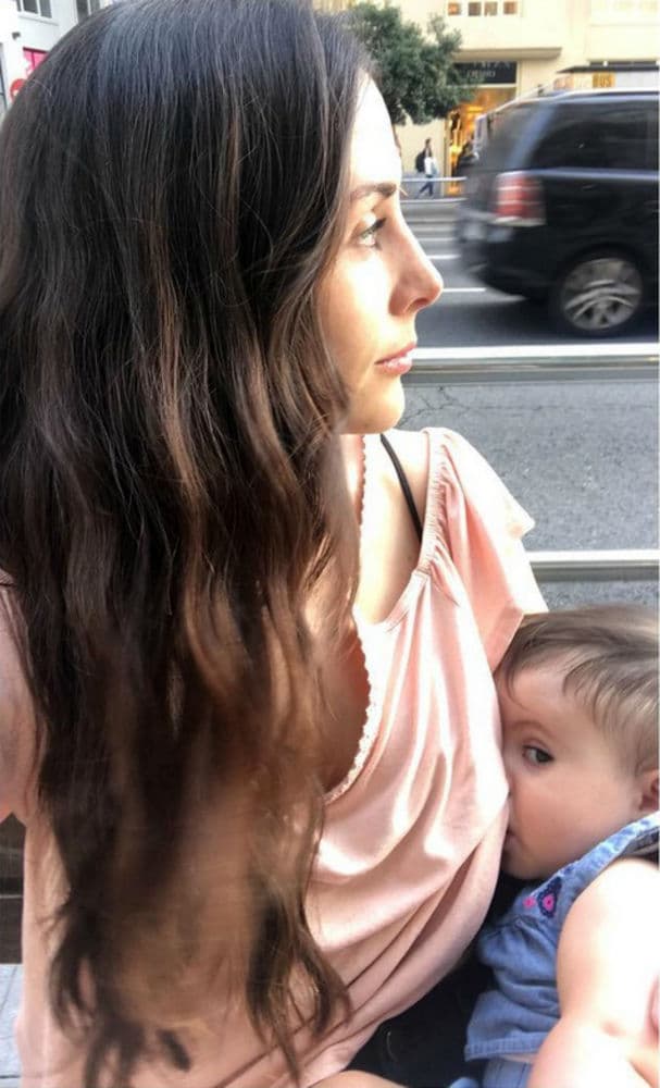 "Es un camino de mucha paciencia, resistencia, cansancio, a veces dolor, pero sobre todo de mucho AMOR. Pocas cosas en la vida tan hermosas como ver crecer a tu bebé con tu leche, esa conexión única cada vez que le das de comer, esa manita arriba de ti", escribió Zuria Vega sobre sus momentos amamantando a la pequeña Lua.