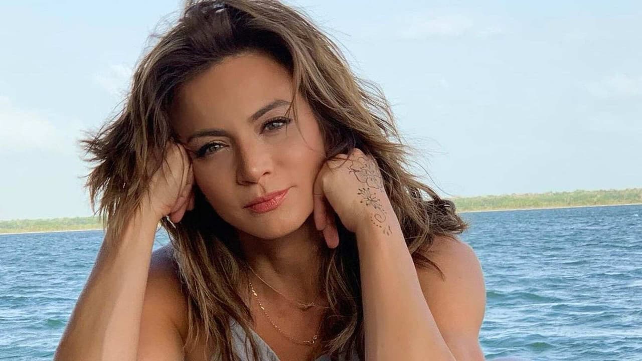 Silvia Navarro demuestra su talento para ejercitarse haciendo pole dance