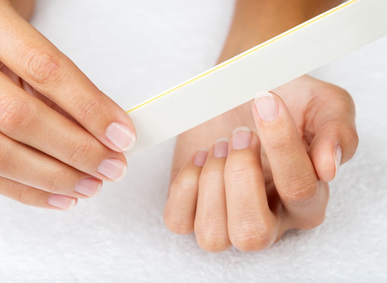 2. Rebájalas. Cuanto más largas tengas las uñas, más débiles se volverán, por ello es importante limarlas. ¡Ojo! Trata de hacerlo siempre al mismo lado para evitar que se descascaren.