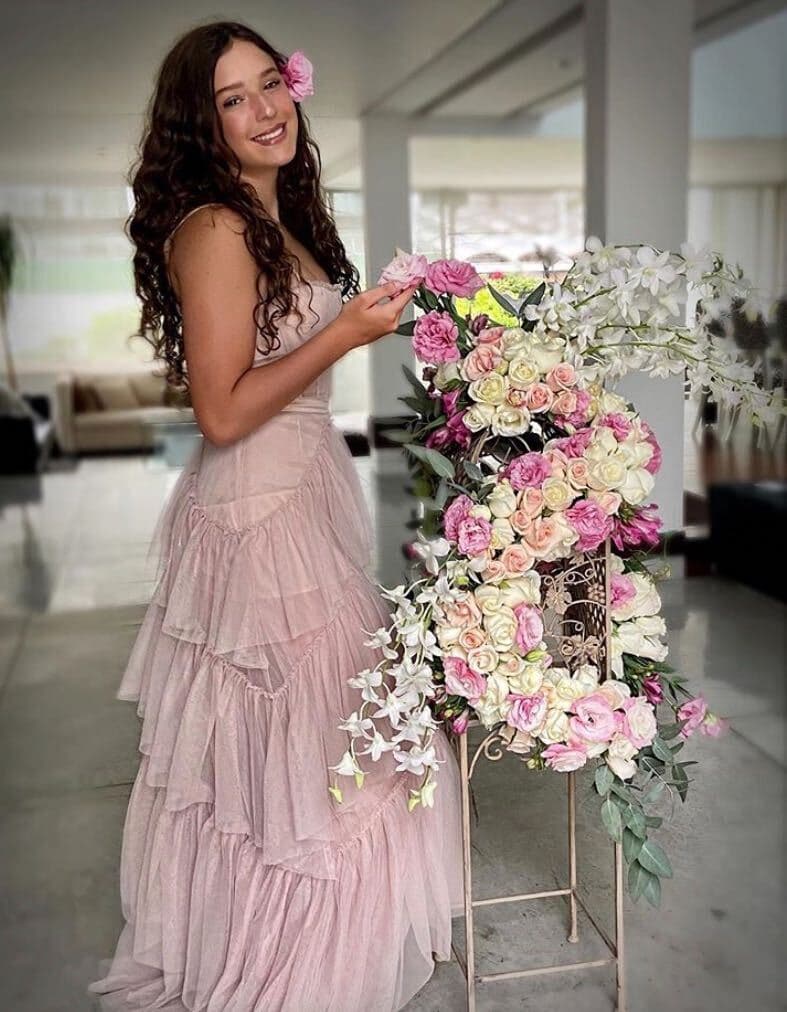 Para la familia, eso no fue un impedimento para celebrar y no pudo faltar por supuesto, el vestido de quinceañera, pero lo que llamó la atención es que hubo más de un atuendo, en los que lució muy bonita. 
<br>