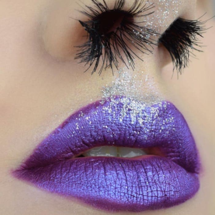 Aunque el resultado final es un look equivalente a una mala higiene, aunque con un maquillaje de experta en belleza.