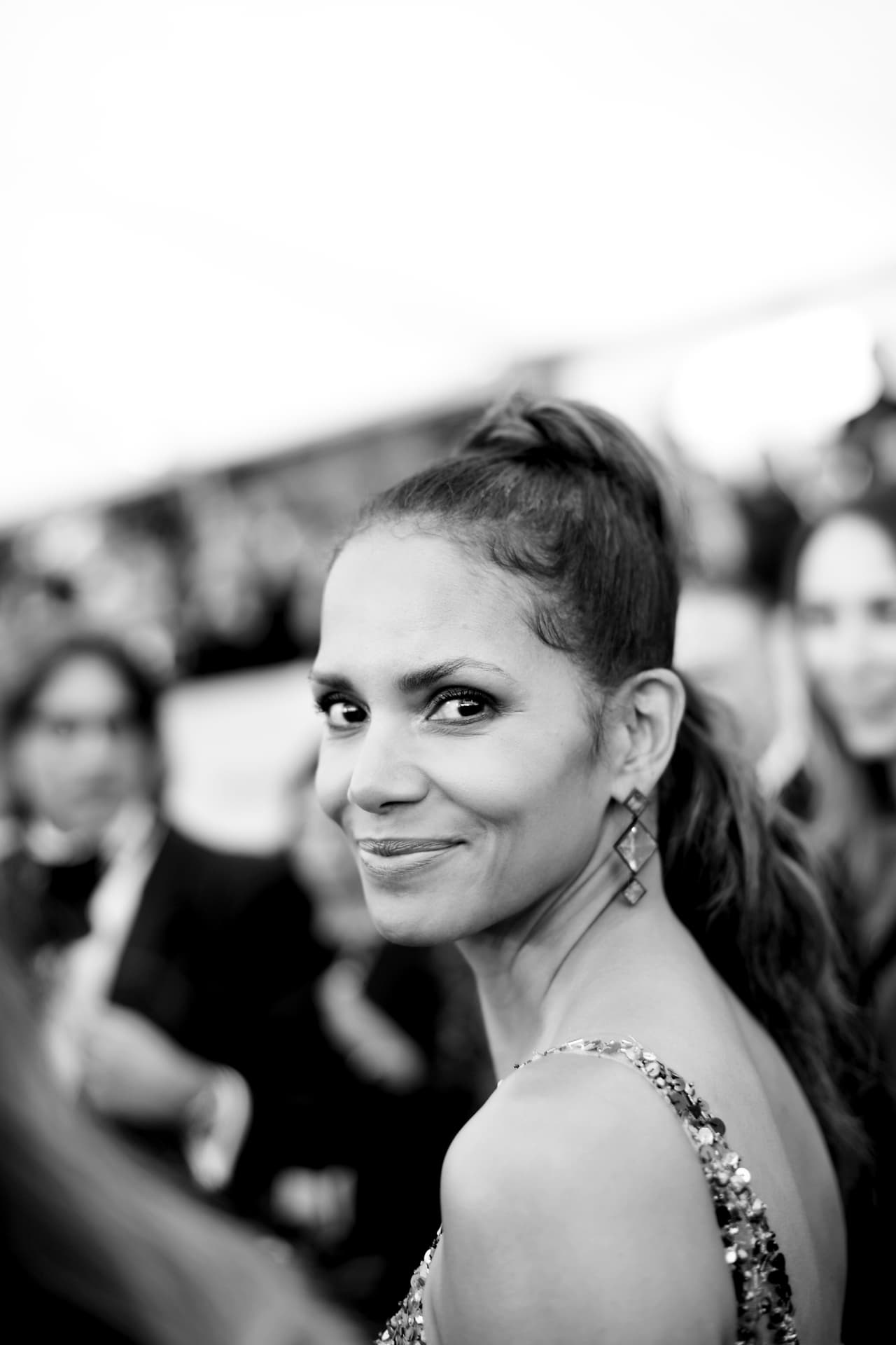 “Nada mejor que para estos momentos que un domingo de consentirse”, escribió la actriz nominada al Oscar, “Estaré compartiendo una de mis recetas favoritas para mascarillas para el rostro, usando ingredientes que todos tenemos en la cocina”.