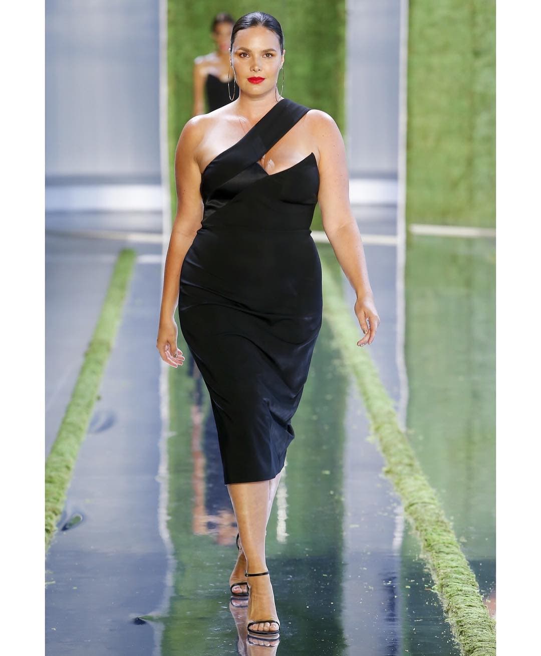 Candice Huffine. Nacida en Georgetown, la beldad estadounidense ya apareció en el famoso calendario Pirelli. Defiende a capa y espada su talla 48. Ha desfilado en la Semana de la Moda de Nueva York para la firma Prabal Gurung.