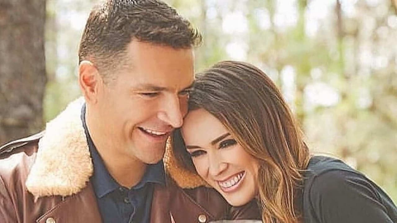 Esposo de Jacky Bracamontes muestra su gran herida en la cabeza, luego de un accidente en la nieve