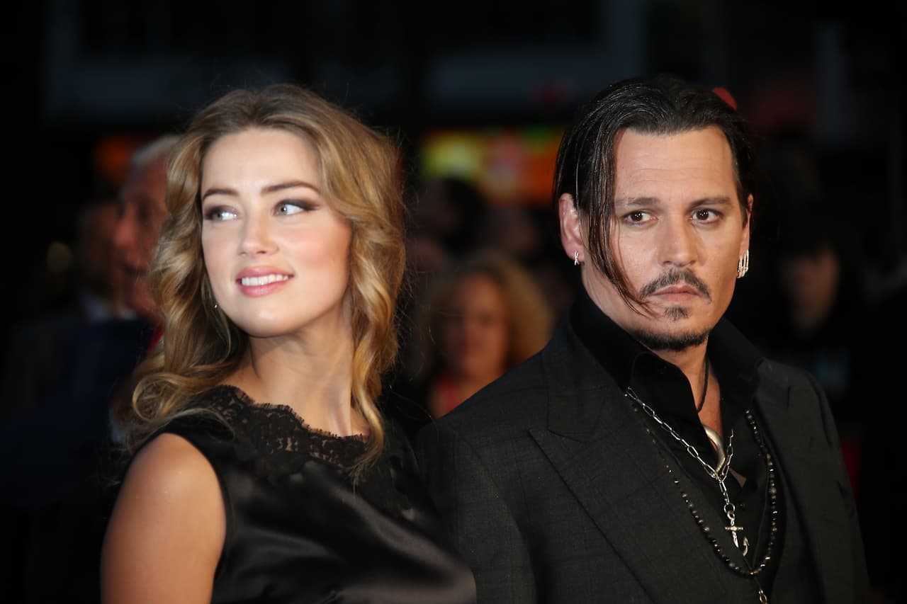 El actor estadounidense tatuó la palabra SLIM (delgada) en sus nudillos cuando estuvo casado con Amber Heard; la palabra era referencia al apodo que le tenía a su exesposa. Luego de que se separaran en 2017, en una mediático divorcio y alegatos de violencia doméstica, el actor editó el tatuaje por SCUM, lo cual significa escoria.