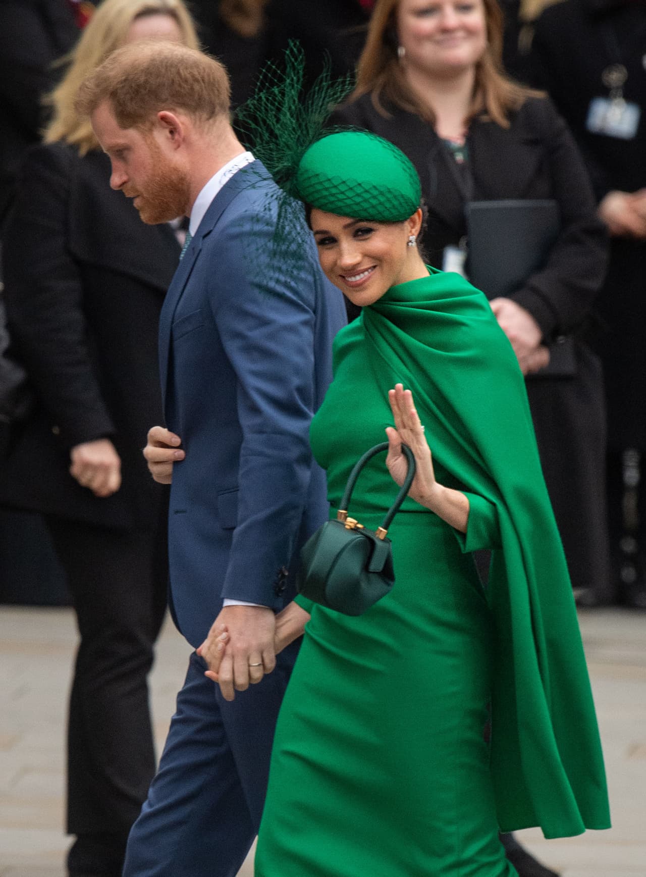 Lo que llamó la atención de la gente, fue la manera en la que entró Harry, pues fue captado serio con la mirada al suelo. Al contrario de Meghan, quien se la pasó saludando muy sonriente a los presentes. 
<br>