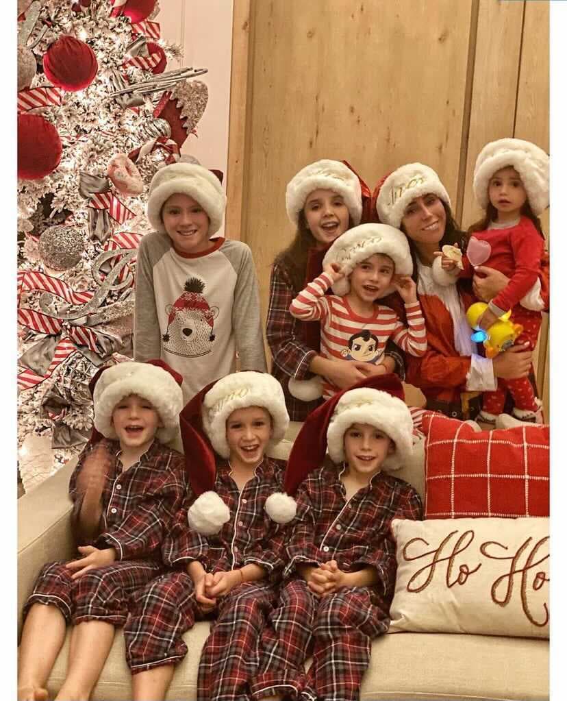Inés Gómez Mont es una de las favoritas, pues con su enorme familia, sin duda quedará una postal llena de sonrisas. La conductora reveló hace unos días que para ella y su familia la parte favorita de la Navidad es cuando ponen su arbolito, pues tienen un ritual que incluye un chocolate caliente, donas y villancicos.
