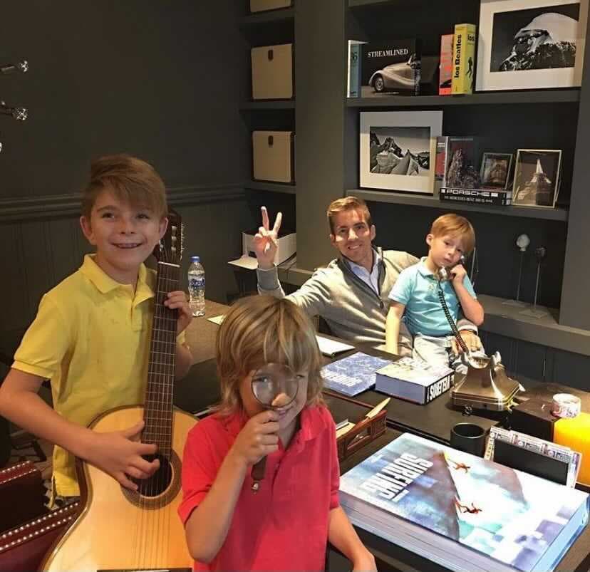 La oficina está decorada con un toque más masculino, quizá porque ahí es donde trabaja más Fernando Reina, su esposo, aunque como en esta imagen, a veces se convierte en un espacio de entretenimiento para los hijos del político y la presentadora.
