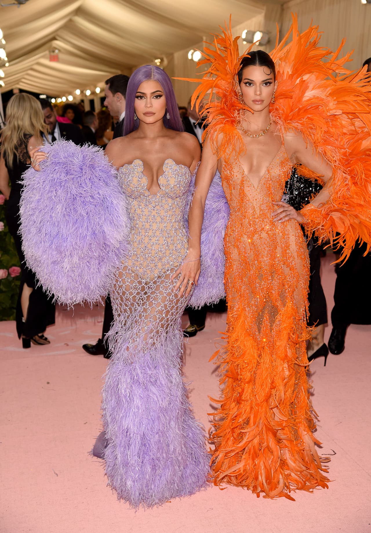 Kendall y Kylie Jenner combinaron sus vestidos, en los que las plumas fueron el factor que más llamó la atención.