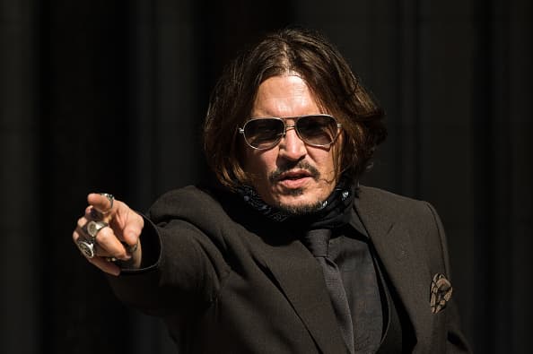 Durante todo el juicio, Amber ha dicho que Depp era muy celoso, incluso con sus compañeros de reparto, y que a todos les ponía apodos. "Tenía que explicarle por qué estaba haciendo una película y era peor si había besos o una escena de sexo. Él se burlaba de mí, especialmente cuando estaba borracho o drogado y tenía apodos despectivos para cada uno". 
<br>Bajo este mismo contexto de celos y consumo de alcohol y drogas, ella reveló que durante una pelea en 2015, Depp le aventó cerca de 30 botellas de vidrio como granadas en Australia, mientras él grababa 'Piratas del Caribe'.