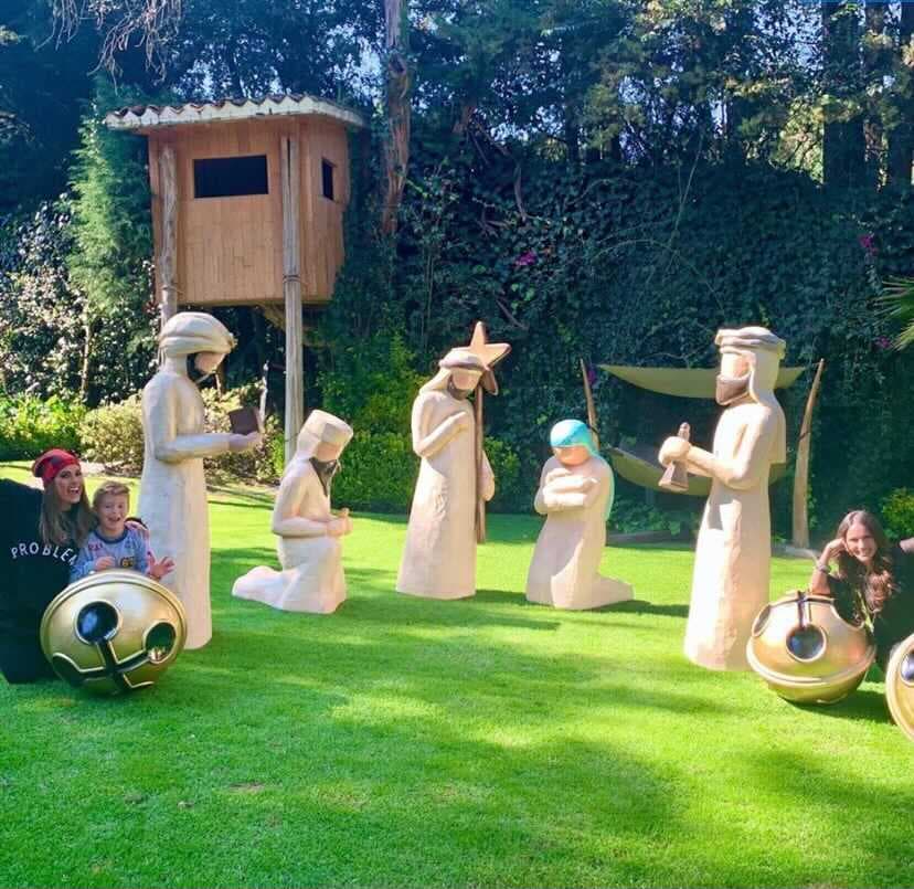 En su jardín, el cual es bastante amplio, tiene una enorme casa de árbol para que su pequeño Mateo juegue. Además, cuando se celebran fechas conmemorativas, la también actriz aprovecha para adornar ese gran espacio con figuras y demás.