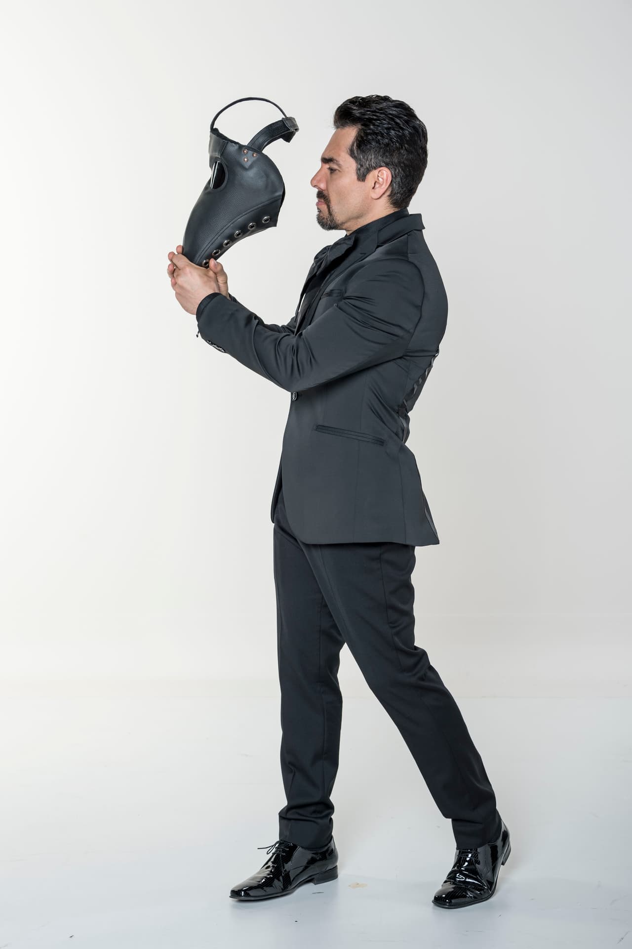 Omar Chaparro: el actor, comediante e intérprete de películas tales como “Kung Fu Panda”, “No manches, Frida” y “Amor a primera vista” será el conductor y host de ¿Quién es la Máscara? y ayudará al panel de investigadores a descubrir quién se encuentra detrás de cada personaje.