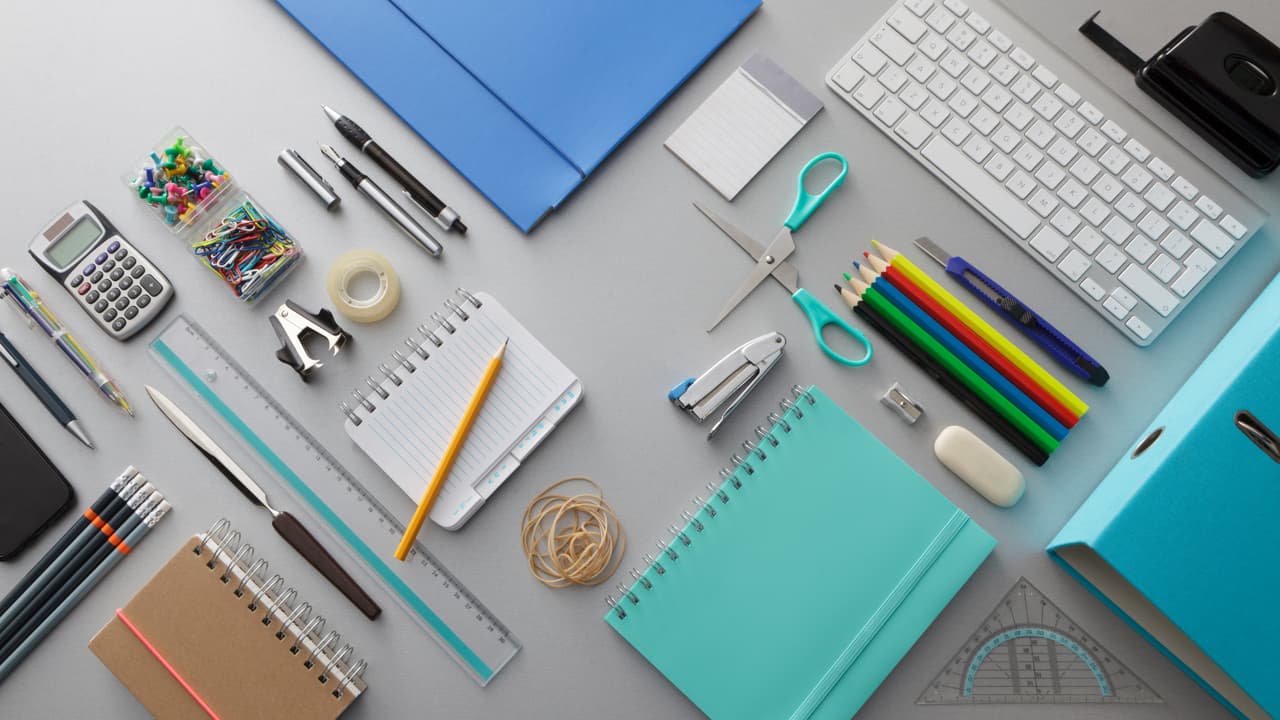 Artículos de papelería: plumas, lápices, borrador, tijeras, engrapadora, cuaderno. Nunca sabes cuando podrías necesitarlos.