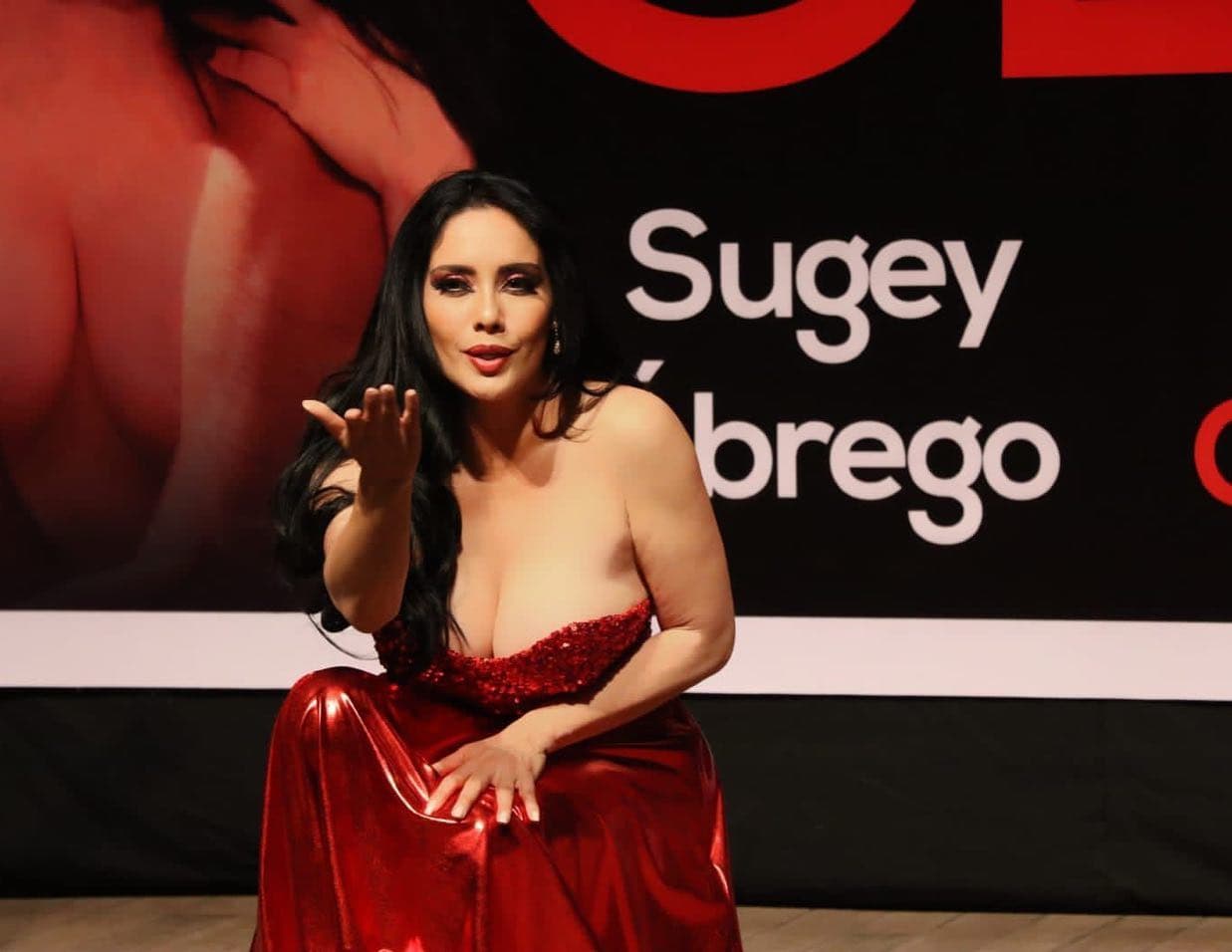 La actriz sufrió un pequeño descuido y quedó sin ropa en la presentación de su obra de teatro