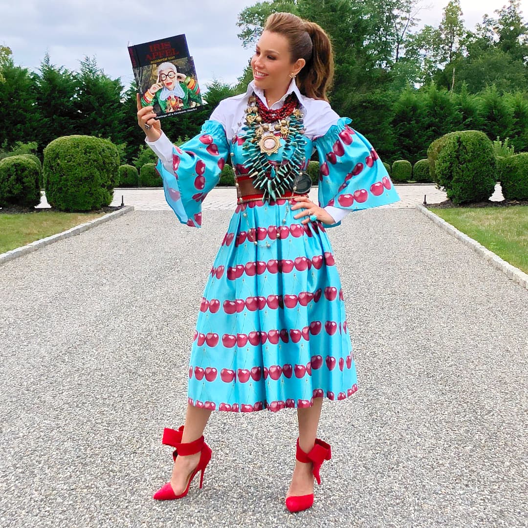 Cuando la artista tuvo la oportunidad de conocer a la diseñadora de modas Iris Apfel, la mexicana aprovechó para lucir un look de vestido azul que combinaría con sus hermosos zapatos rojos con moño de la diseñadora Aminah Abdul Jillil.
