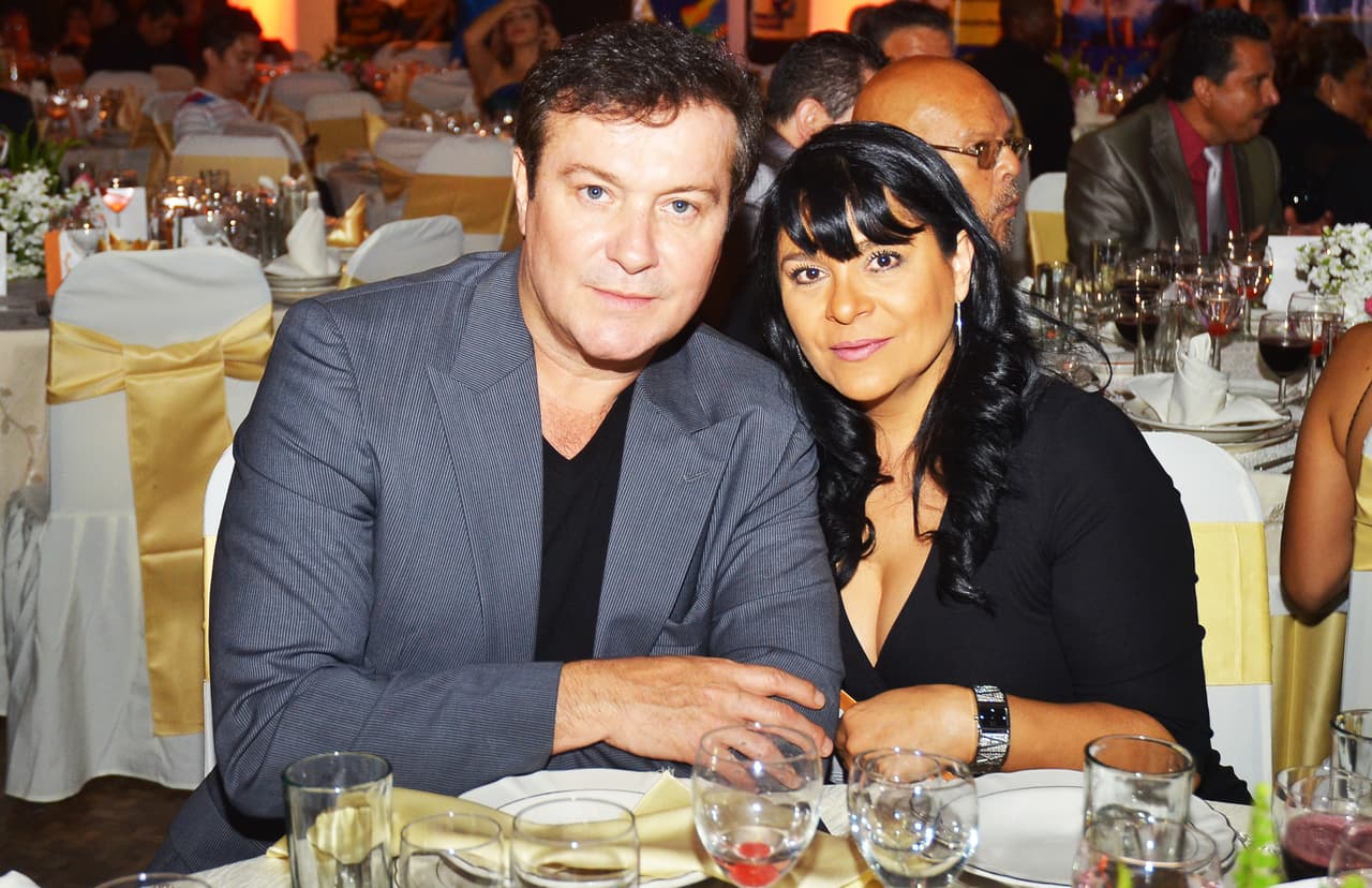 Arturo Peniche y su esposa Gabriela Ortiz.