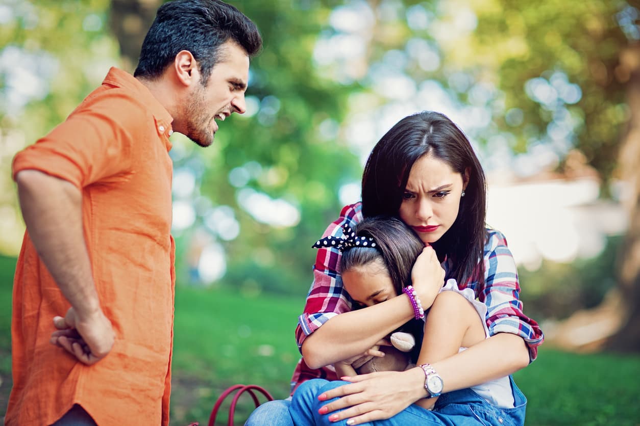 Muchas mujeres dependen económicamente de su pareja, por lo que sienten miedo, apego y poseen una autoestima baja que las lleva a sentirse prisioneras, sin acumular suficiente valor para independizarse.