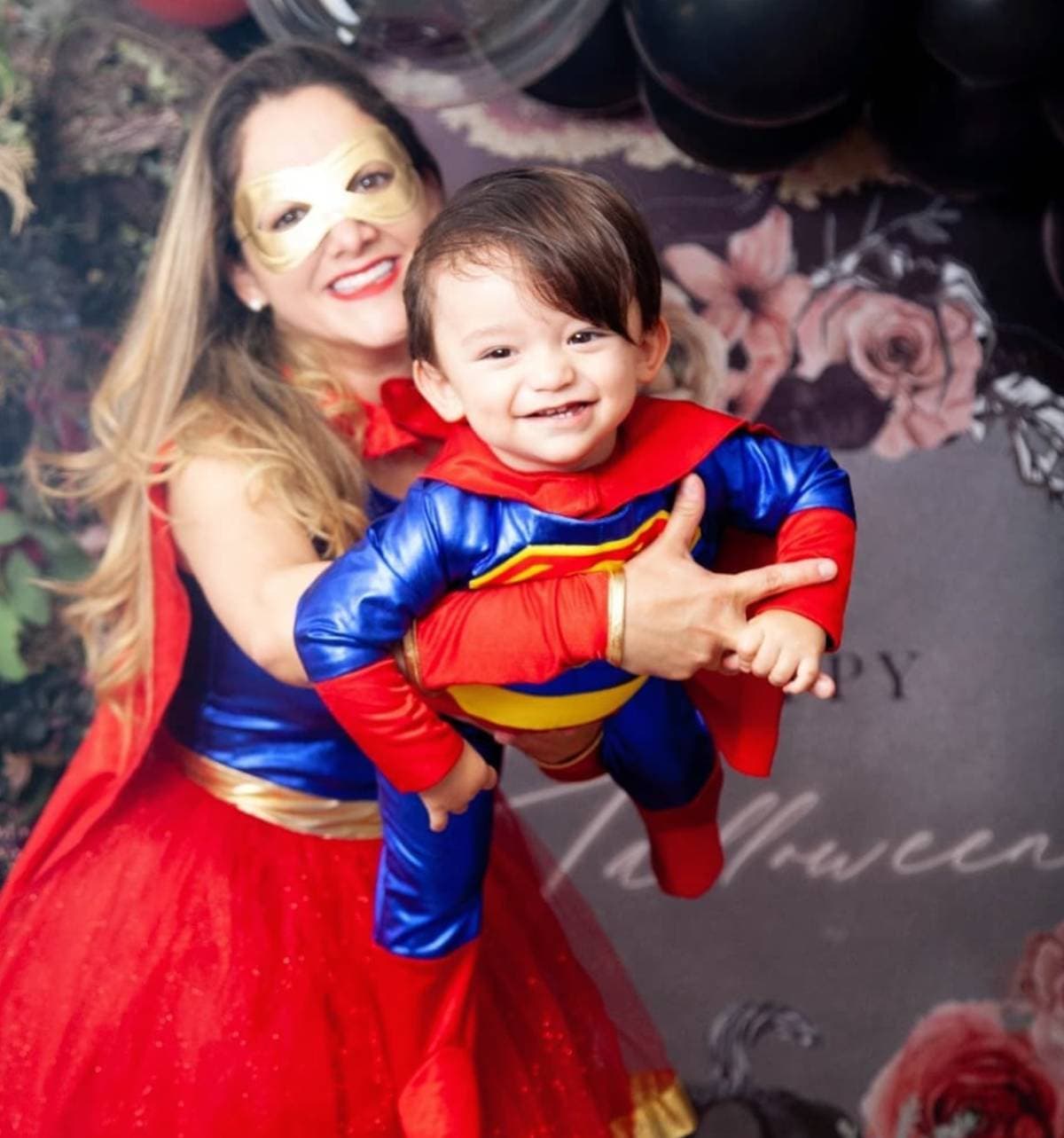 Sherlyn y André tienen divertida sesión de fotos vestidos de superhéroes