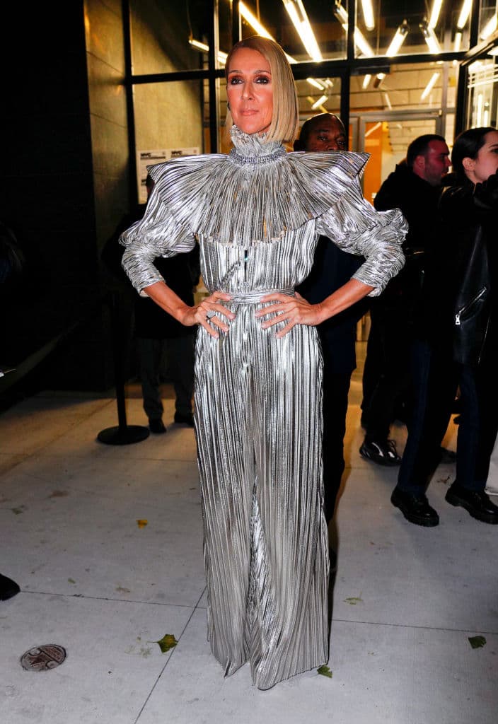 Esta no es la primera vez que Celine Dion sirve looks llenos de magia, fantasía y cero prejuicios sobre edad. ¿Quién dijo que las mujeres de 50 no pueden usar skinny jeans o divertidos looks monocromáticos?