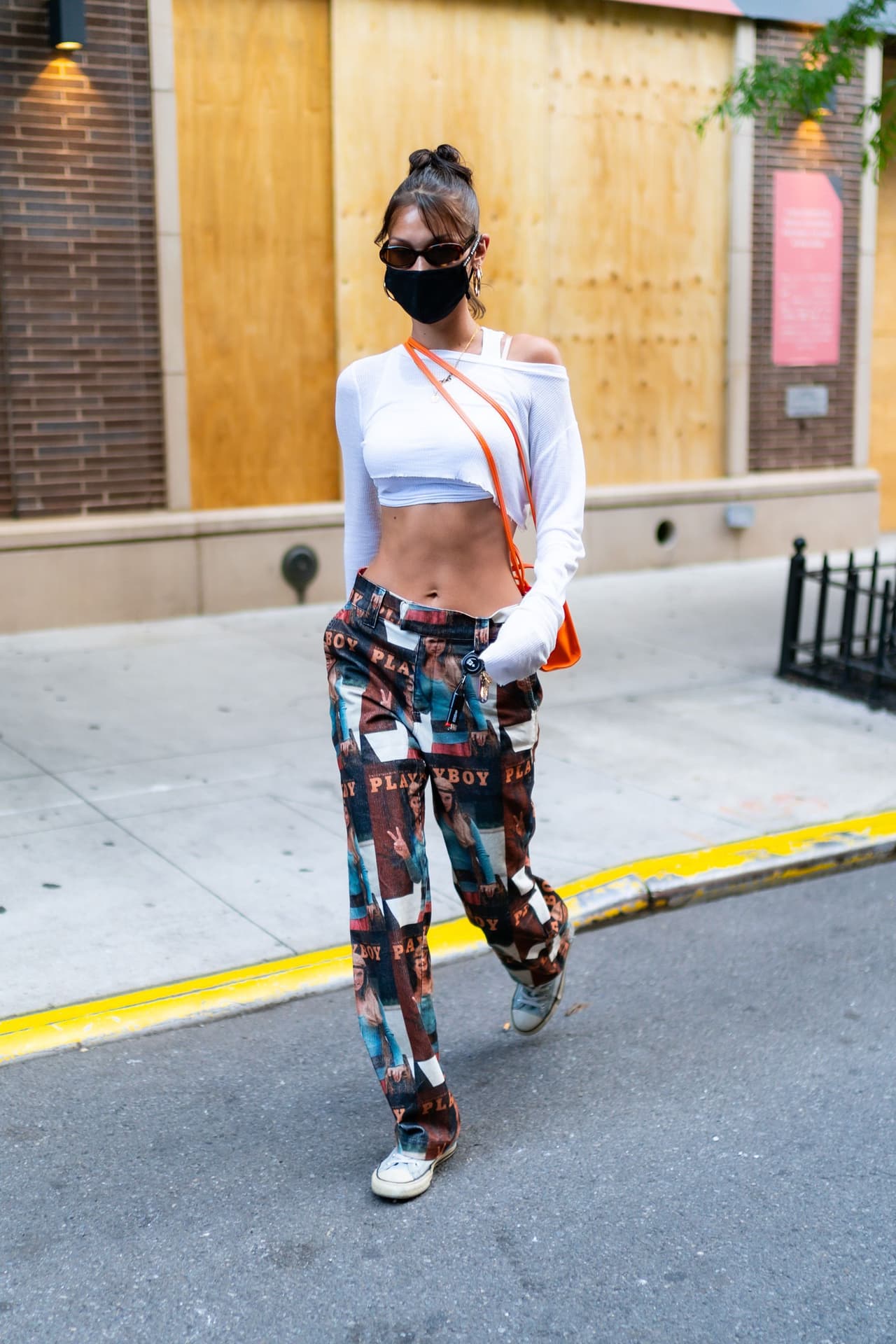 La modelo estadounidense ha llevado este estilo desde minifaldas, hasta pantalones sastre o 
<i>jeans</i> holgados con tenis. Recientemente, se ha dejado ver en compras de cuarentena usando este tipo de 
<i>jeans</i>, con zapatillas deportivas Nike y su respectivo cubrebocas.
