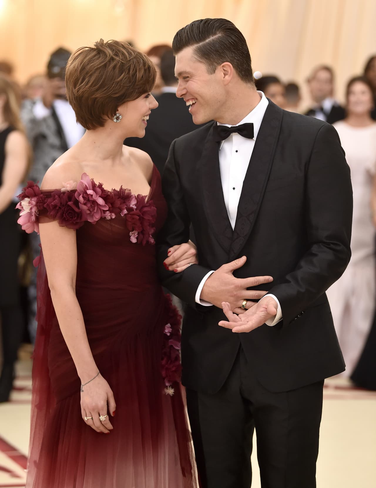 Scarlett Johansson y Colin Jost se conocieron en marzo del 2017, cuando ella asistió como invitada especial al programa “Saturday, Night Live”, del cual él es comediante y guionista.