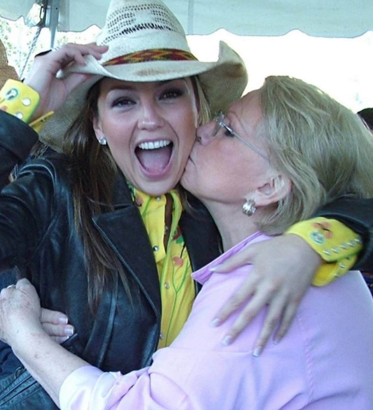 Thalía recuerda a su fallecida mamá con fotos inéditas junto a ella