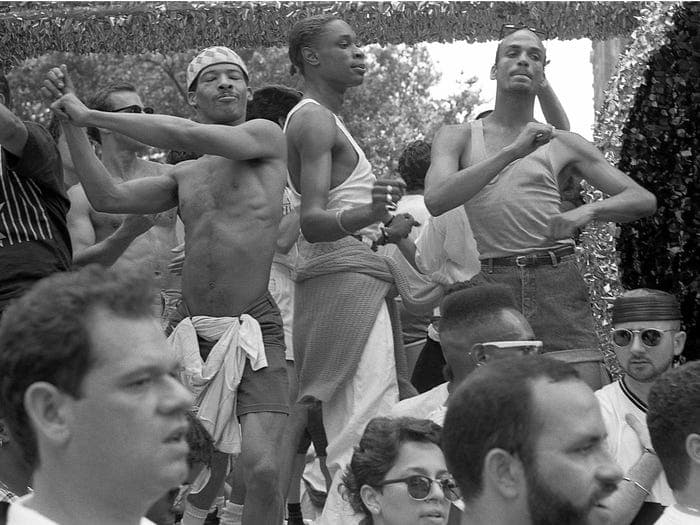 A través del tiempo, la comunidad LGBT+ alzado sus voces y luchado por sus derechos humanos. Muchos de estos momentos históricos han sido capturados por grandes fotógrafos o activistas, que han inspirado a otras personas. 
<br>
<br>Muchos de estos fotógrafos jamás pensaron que estarían documentando momentos históricos, sin embargo, estas fotos han logrado vivir a través de los años para recordarnos lo mucho que la comunidad ha hecho y lo que falta por conseguir.