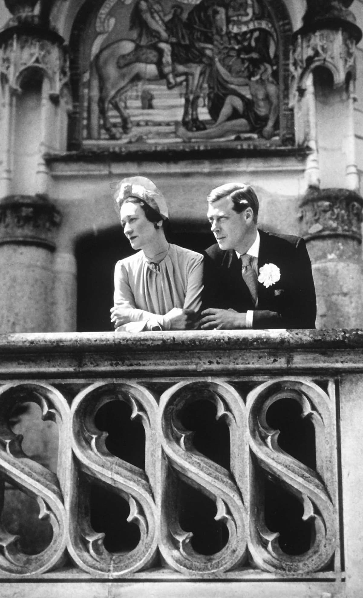 Eduardo VIII del Reino Unido causó todo un escándalo en 1936 al leer su renuncia en directo en la BBC para poder hacer su vida con Wallis Simpson, una norteamericana que se había divorciado en dos ocasiones. El cargo fue asumido por su hermano menor, quien adoptó el nombre de Jorge VI y reinó hasta 1952, para dar paso a su hija Isabel II.
