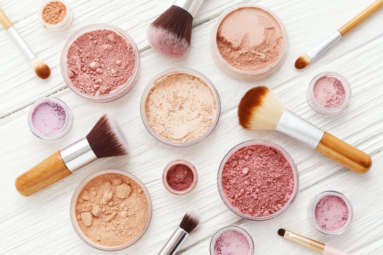 Blush. Aplica un poco en tus pómulos. Los tonos durazno, rosa y naranja son infalibles.