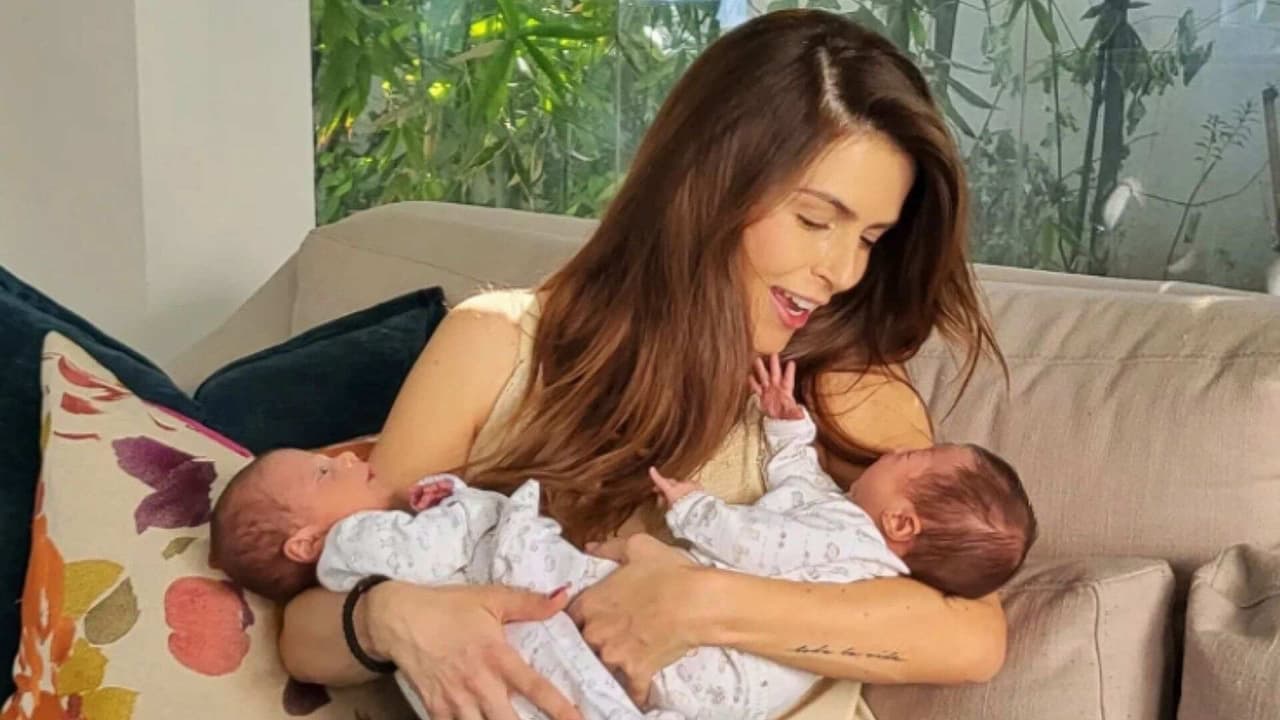 Claudia Álvarez muestra cómo alimenta a sus mellizos al mismo tiempo