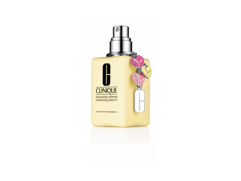 En la crema Dramatically Different Moisturizing Lotion+ de Clinique se incluye un llavero con el listón rosa simbólico de la lucha, cuya utilidades se donarán a The Breast Cancer Research Foundation.