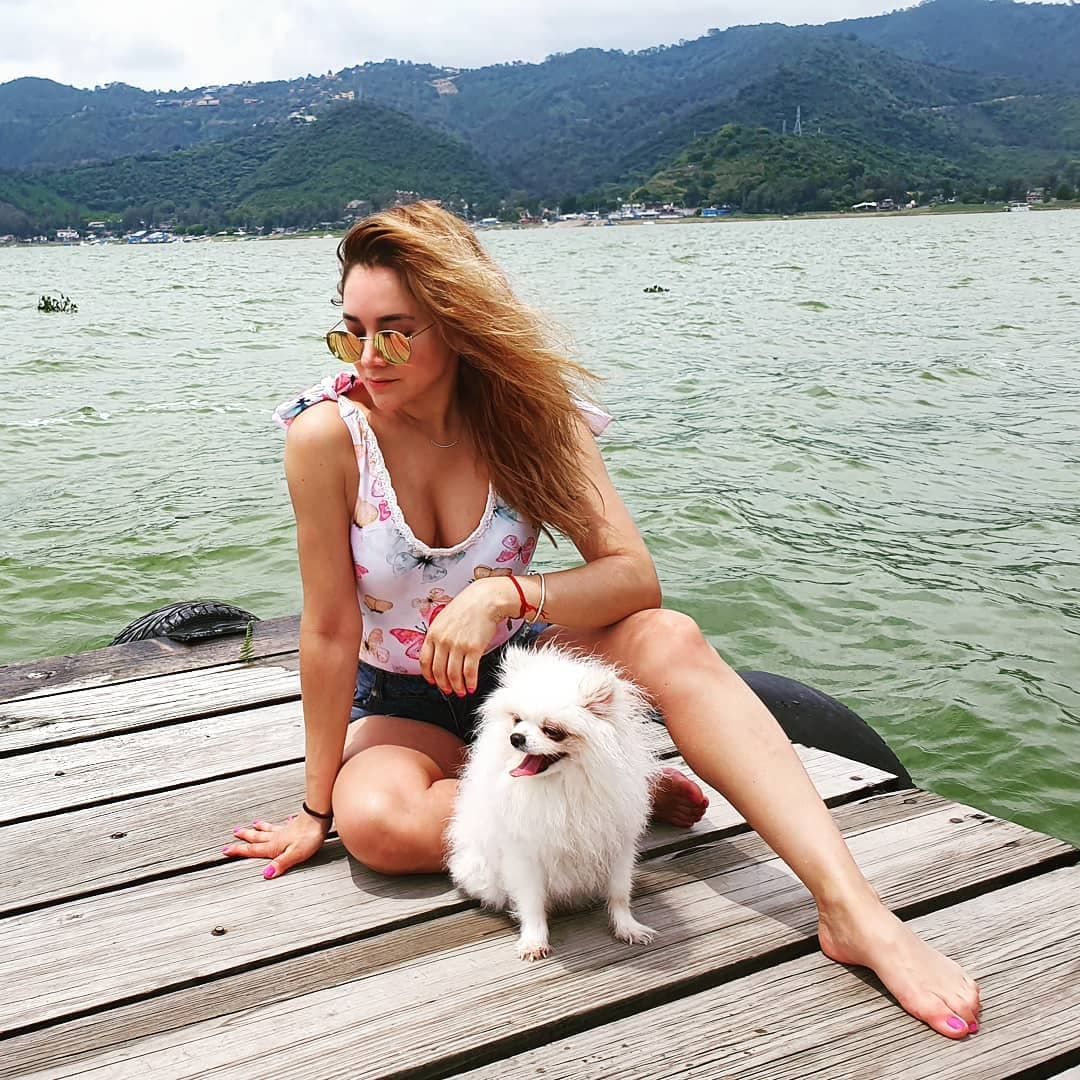 Sherlyn está esperando su primer bebé... aunque ella confesó que ya tenía una: Neniboo, su pequeña pomerania blanca, que ahora tendrá que compartir el amor de mamá. La actriz contó que decidió tenerla porque conoció a las mascotas de Montse y Yolanda y se enamoró de inmediato.