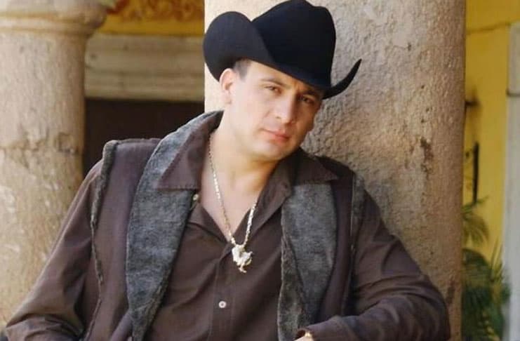 El famoso Valentín Elizalde (QEPD), también conocido como Gallo de Oro, estudió la carrera de Derecho en la Universidad de Sonora, donde terminó sus estudios y se recibió como abogado. Menos mal que 'Vete ya' fue una buena canción y no una advertencia antes de la demanda.