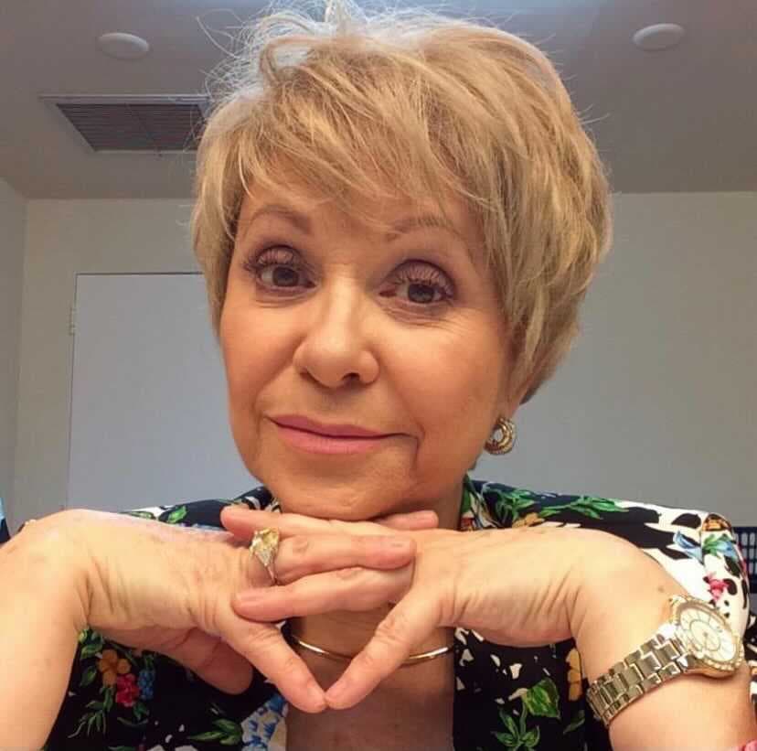 La actriz y directora mexicana, Adriana Barraza, cuenta con una larga trayectoria en el cine y la televisión mexicana. Sus inicios datan desde 1994 con su aparición en ‘Imperio de cristal’, donde protagonizó a Flora. En esa misma década, participó en telenovelas como ‘Bajo un mismo rostro’, ‘La paloma’ y ‘Vivo por Elena’. 
<br>
<br>A partir de su actuación en ‘Amores perros’, Barraza elevó el vuelo a nuevos horizontes y fue nominada al primer Oscar de su carrera como Mejor Actriz de Reparto por ‘Babel’ en 2006. Desde entonces, Adriana ha participado en un sinfín de producciones internacionales para la televisión como ‘E.R’, ‘CSI: Miami’, ‘Capadoccia’, ‘Dueños del paraíso’; y para el cine ‘Thor’, ‘Arrástrame al infierno’, ‘Rambo V’, entre muchas otras. 
<br>