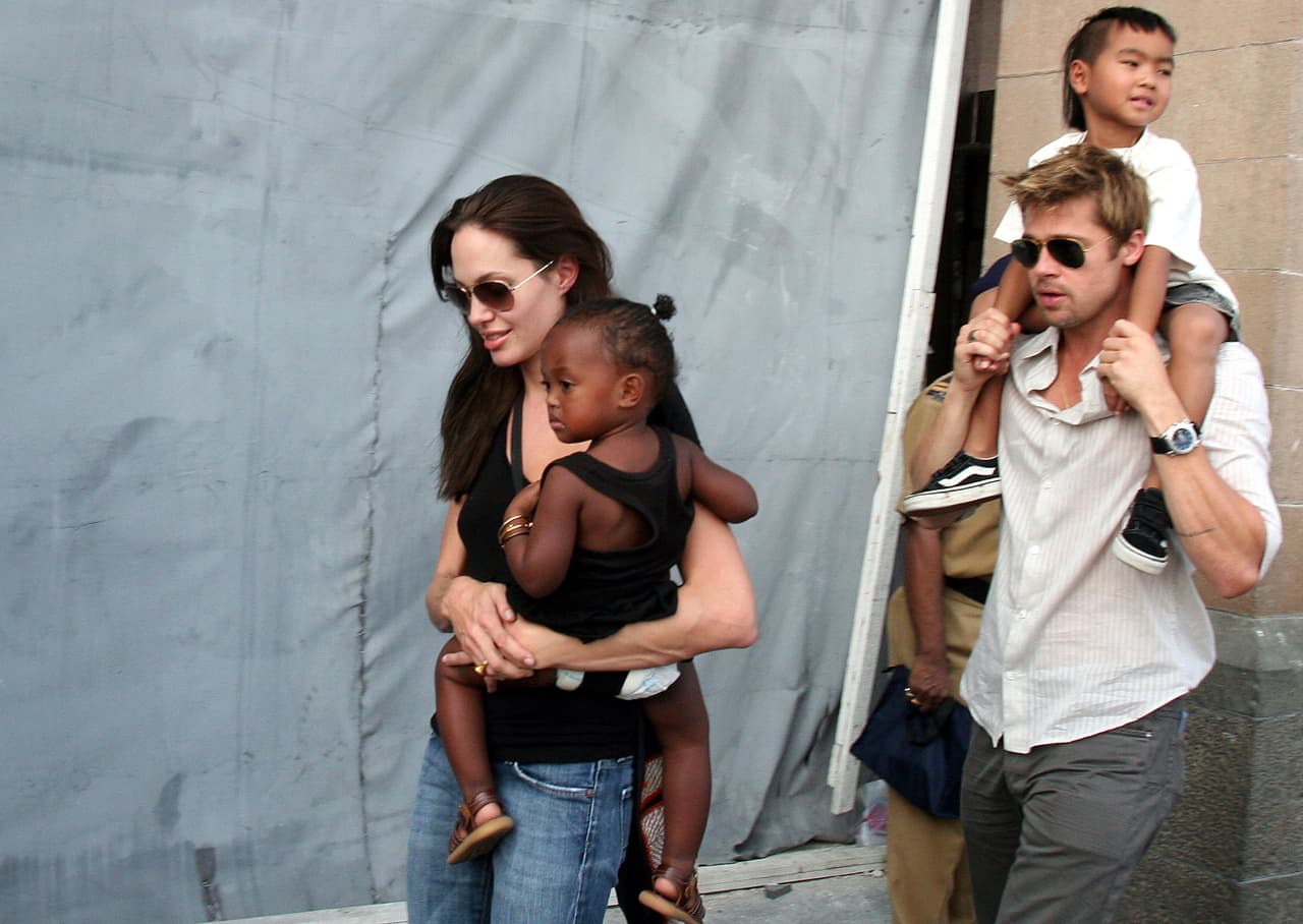 En septiembre de 2016, según el portal TMZ, Angelina Jolie presentó una solicitud de divorcio