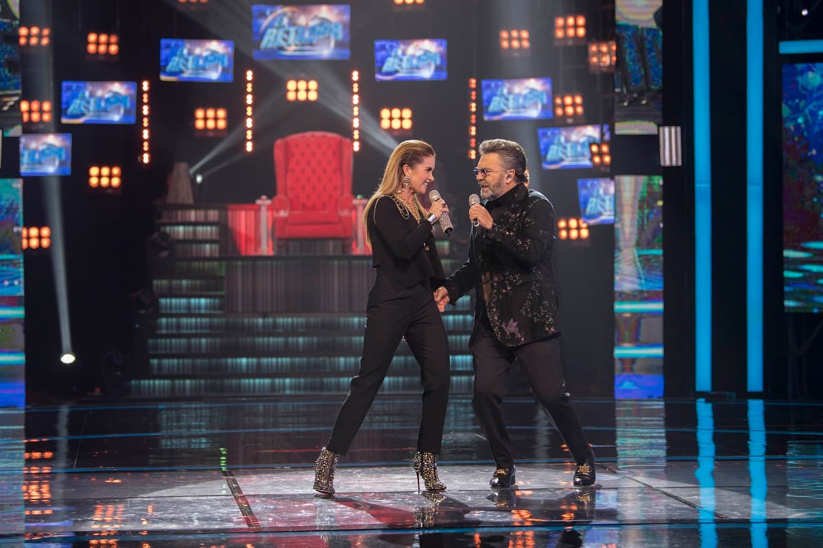 Los cantantes fueron los encargados de abrir el programa con su más reciente colaboración