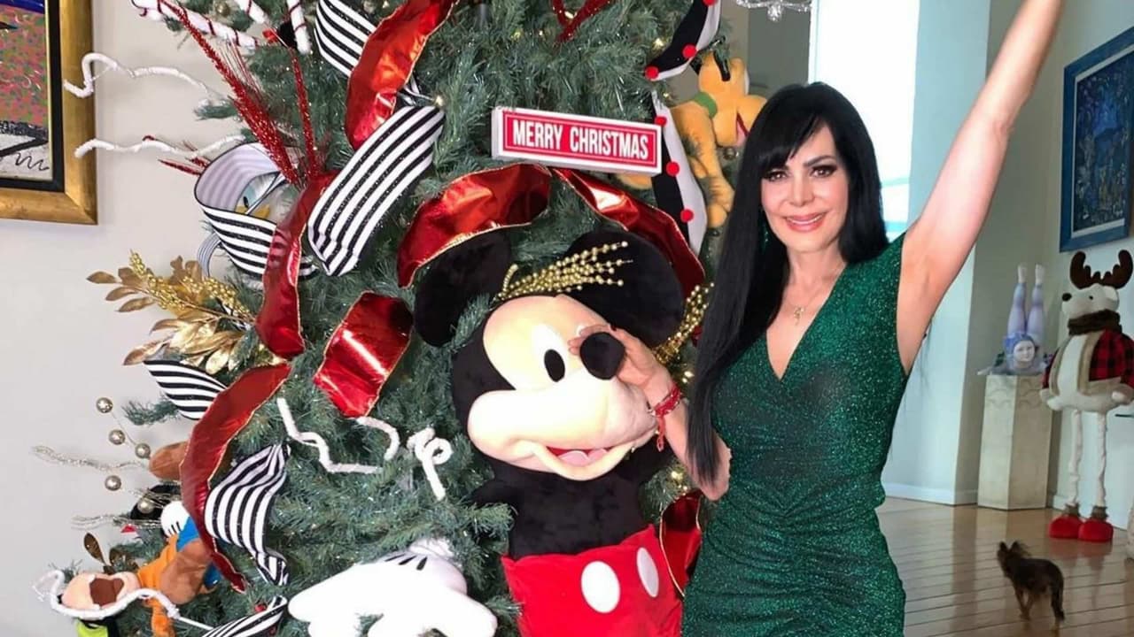 Maribel Guardia se inspiró en Mickey Mouse para lucir un arbolito de Navidad lleno de magia y color