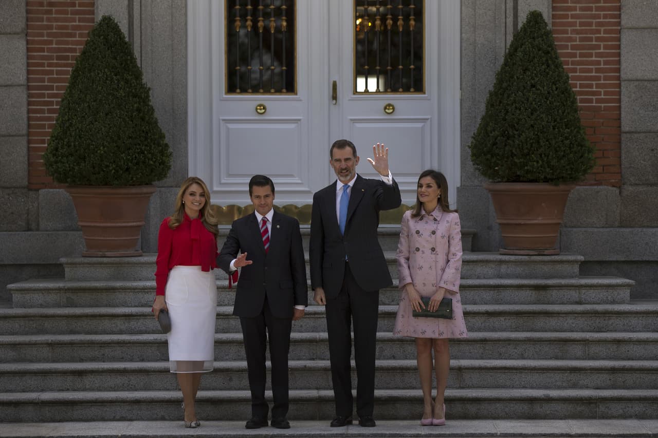 Los rumores de un distanciamiento entre la pareja comenzaron en 2015, tras publicarse un par de videos que muestra momentos incómodos entre ellos durante la visita de los reyes de España al Museo de Zacatecas y durante una visita oficial a Francia.