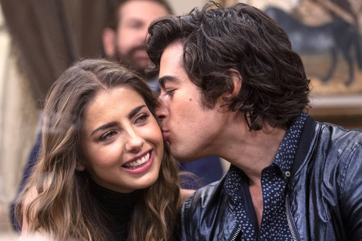 Michelle Renaud presume su amor por Danilo Carrera con tremendos besos